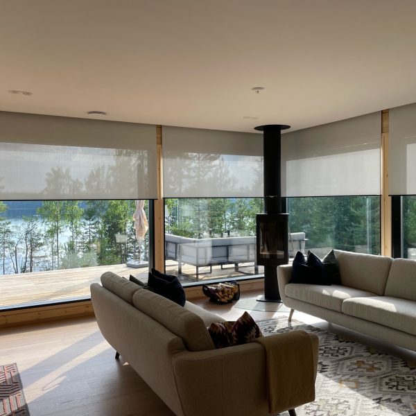 Screenkaihtimet suurissa ikkunoissa valoisassa sisätilassa.