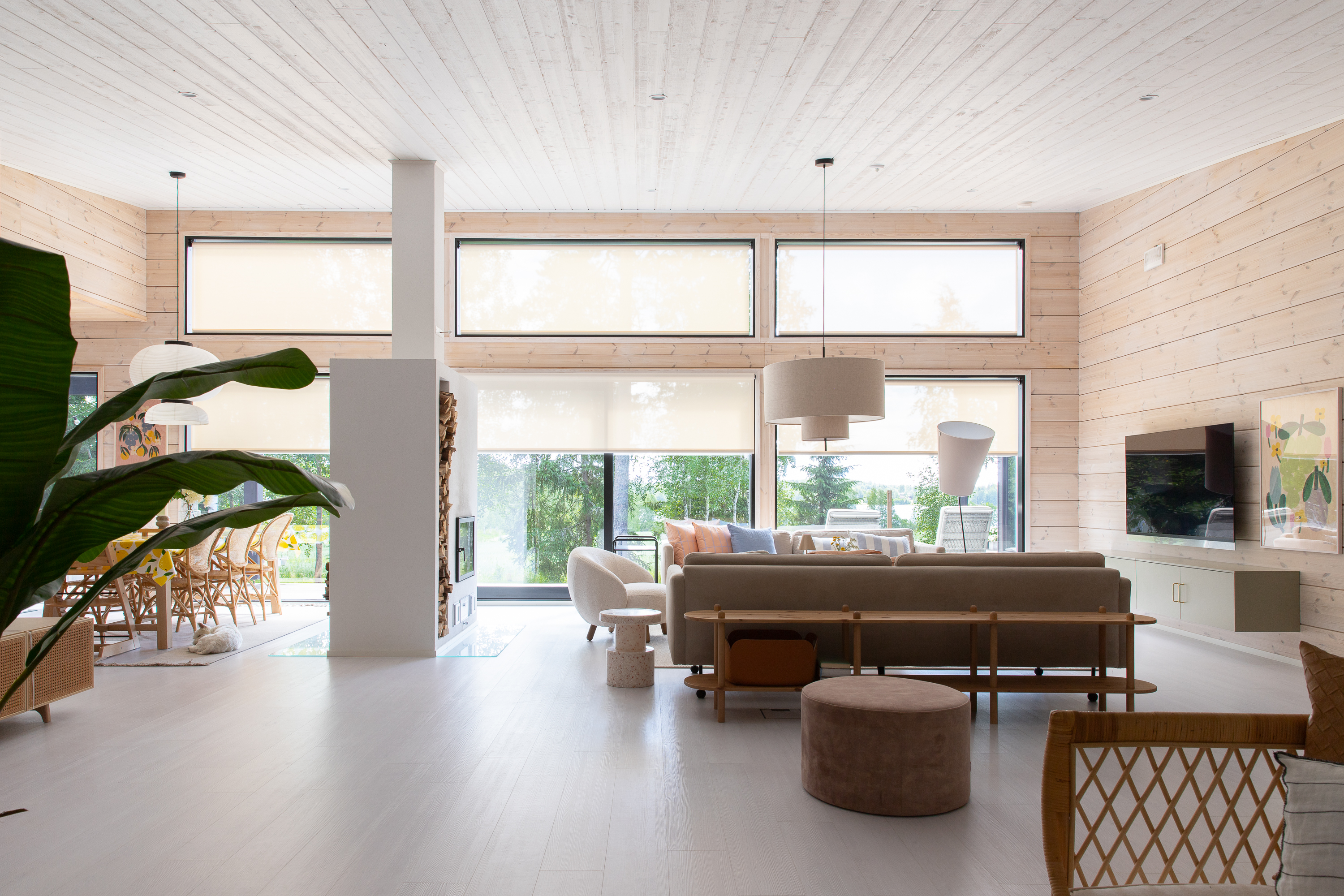 Sisäpuolinen screenkaihdin ikkunassa olohuoneessa